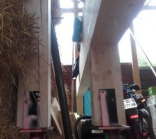 Le poteau quasi-central de la charpente, et le poteau court support m&eacute;dian de la grosse poutre LC de la dalle bois.