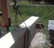 Levage et mise en place de la grosse poutre LC de la dalle bois.