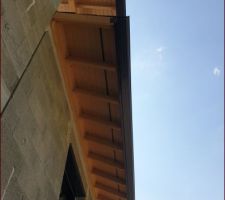 Peinture des d&eacute;bords de toit, couleur b&ucirc;che.