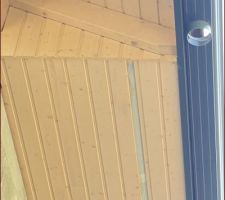 Peinture des d&eacute;bords de toit, couleur b&ucirc;che.