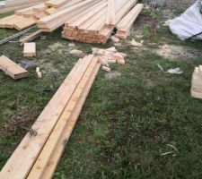 Le bois de la charpente est arrivé.
