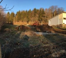 Le terrain au levé du soleil, en plein hiver