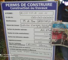 Aujourd'hui le 15/11/2020 installation du panneau d'affichage du permis de construire sous la pluie.