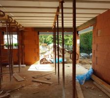 Le plancher b&eacute;ton va &ecirc;tre prochainement coul&eacute;.