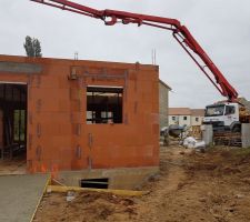 Le plancher b&eacute;ton est coul&eacute; et nous en profitons  pour faire la terrasse.