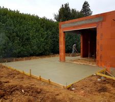Le plancher b&eacute;ton est coul&eacute; et nous en profitons  pour faire la terrasse.