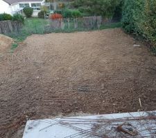 Un premier terrassement est effectué côté jardin et donne une idée du futur jardin.
