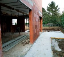 La terrasse le long de la fa&ccedil;ade sud et du s&eacute;jour.