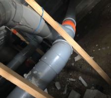 Visualisation sous la peinture bitumée des conduits saillants au dessus de la dalle