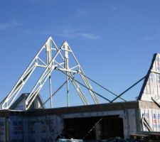 La pose du mur pignon et les fermes de refend
