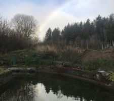 Arc en ciel dans le bassin le matin de l'étude de sol