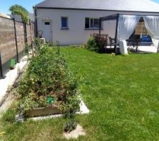 Vue sur le jardin et la maison. Tonnelle Palmeira de chez Hespéride