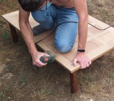 Ponçage de la table basse en bois brut.
