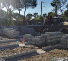 Montage de la première rangée de blocs à bancher