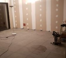 Fin du carrelage par le fond du salon