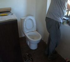 Juillet 2020: WC pour la salle de bain provisoire, le temps de casser la SDB du RDC. Photos tirées de l'épisode 24 de - La rénovation de Koggy - https://bit.ly/KoggyEP24