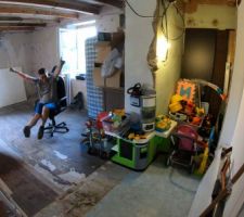 Fin Juin 2020: Pour avancer le RDC, je dois créer une SDB dans la pièce où on stock tout le bordel! Voilà qui est mieux rangé! Photos tirées de l'épisode 24 de - La rénovation de Koggy - https://bit.ly/KoggyEP24