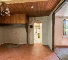 La maison dans l'état dans lequel on l'a achetée. Partie "habitable" dans laquelle vivait la dame.
