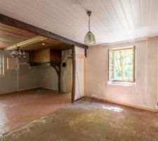 La maison dans l'état dans lequel on l'a achetée. Partie "habitable" dans laquelle vivait la dame.