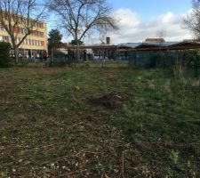 Après le passage du terrassier, plus de haies. Un joli vis à vis dont il va falloir s'occuper