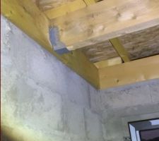 Si votre table est bancale, vous rajoutez un feuille de papier plié pour la caler, pour les toitures des bouts de bois feront l'affaire ^^