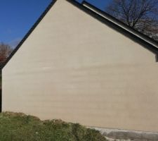 L enduit &agrave; 3 jours sur cette photo. On peut voir le spectre des briques alors que sur les autres fa&ccedil;ades ce n est pas le cas. Je ne sais pas si c est normal ou pas. Je vais attendre un peu pour voir