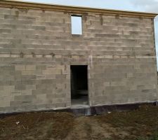 L'accès au vide sanitaire est à droite de la porte. Vu que nous n'avons pas été consulté sur son emplacement on le trouve hyper mal placé puisque nous voulions faire une terasse à cet endroit précisément.