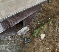 Pour le moment il n'y a que le trou, on va y faire la cour anglaise avec une trappe ou une grille on ne sait pas trop pour le moment.