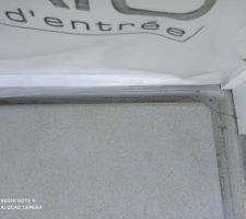 Le seuil de la porte d'entrée fissuré