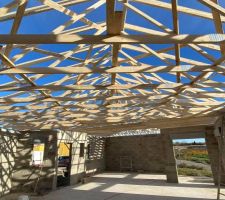 Installation de la charpente en cours