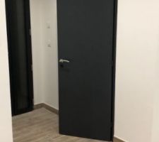 Porte peinte en gris anthracite comme nos baies