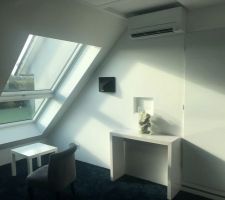 Finition de la salle polyvalente: moquette épaisse, clim activée, velux opérationnel,... Il manque juste les plinthes.