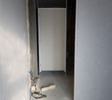 Chambre RDC - entree avec placards de chaque côté