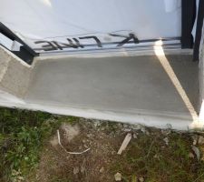 Seuil de la porte d'entrée repris.