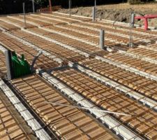 Pose des évacuations et ferraillage de la dalle