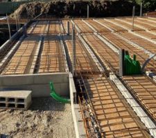 Pose des évacuations et ferraillage de la dalle