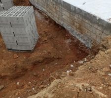Voilà Nilsoun, une photo des fondations dégradées... 
Merci au terrassier de maison LOL qui a même réussi à abîmer des parpaings de mon vide sanitaire, traces de griffe, j'espère ne jamais avoir à faire à lui! 
Mais le maçon de Maison LOL est venu très très rapidement réparer mais il y a quand même eu constatation d'huissier.