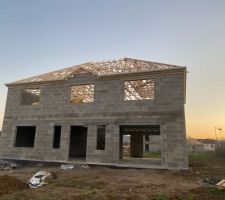 Ca commence à ressembler à une maison. 
Bientôt le hors d'eau