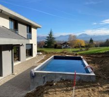 Premier rendu de la piscine semi-enterrée. Vivement l'habillage des terrasses !