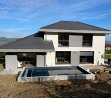 Piscine semi-enterrée qui prend forme