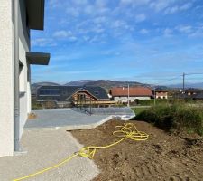 Remblai de finitions en cours c&ocirc;t&eacute; perron