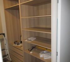 Quelques jours avant le déménagement nous avons commencé à monter les meubles. Ici notre dressing IKEA en cours de montage.