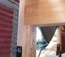 La grosse poutre LC de la dalle bois : les supports verticaux et fixations tirefond / &eacute;querres.
