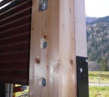 La grosse poutre LC de la dalle bois : le support vertical et fixations tirefond / &eacute;querres.