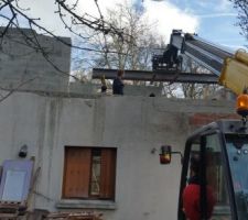 Le Bureau d'étude a dimensionné un HEB320 de 8m50 de long pour soutenir le dernier plancher avant la réalisation de la charpente et de la toiture.
Il a fallu le manipuler avec un engin imposant et casser une partie des murs NORD de la maison pour le mettre en place. il a été coupé en deux. Puis il a été resoudé et consolidé avec une plaque.