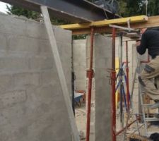 Le Bureau d'étude a dimensionné un HEB320 de 8m50 de long pour soutenir le dernier plancher avant la réalisation de la charpente et de la toiture.
Il a fallu le manipuler avec un engin imposant et casser une partie des murs NORD de la maison pour le mettre en place. il a été coupé en deux. Puis il a été resoudé et consolidé avec une plaque.