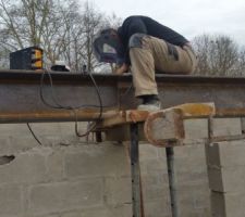 Le Bureau d'étude a dimensionné un HEB320 de 8m50 de long pour soutenir le dernier plancher avant la réalisation de la charpente et de la toiture.
Il a fallu le manipuler avec un engin imposant et casser une partie des murs NORD de la maison pour le mettre en place. il a été coupé en deux. Puis il a été resoudé et consolidé avec une plaque.