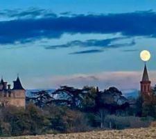 La lune s'est posée sur le clocher...