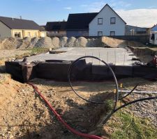Préparation des tuyaux pour l'eau potable, eau de puit, et électricité avant le remblais final :)