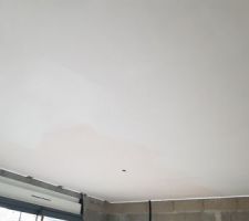 Plafond coté baies vitrées (1ère couche de finition / lissage en cours)